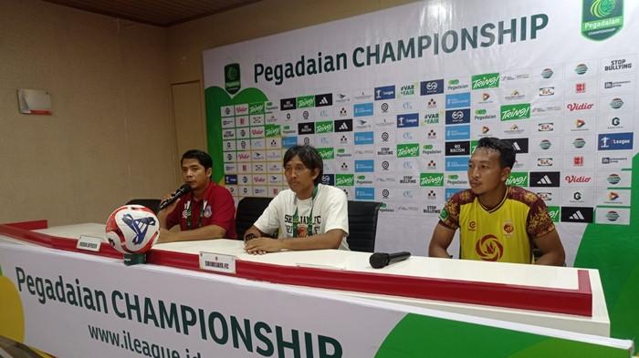 MINTA DUKUNG SFC - Bek asal Sukabangun Rizky Abdiansyah saat mendampingi head coach Budi Sudarsono pada post match press conference di Press Room Stadion Gelora Sriwijaya Jakabaring Palembang, Minggu (2/11/2025) sore. Pada Derby Sumsel kemarin Sumsel United ditahan imbang Sriwijaya FC skor 1-1.