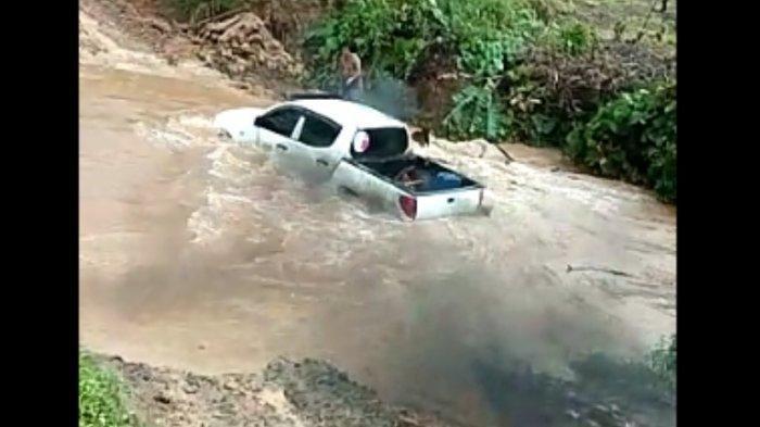 BREAKING NEWS: Mobil yang Ditumpangi Anak Bupati Mamuju Tengah Terseret Arus Sungai