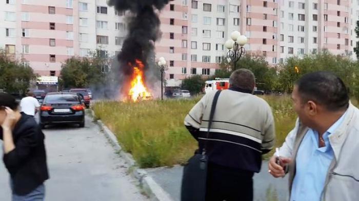 VIDEO : Terekam Kamera, Mobil Meledak Saat Sang Pemilik Masih Memperbaikinya