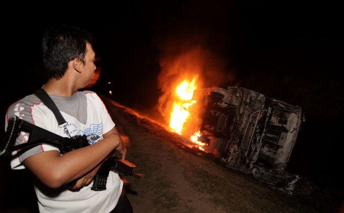 Gerebek Sabung Ayam, Dua Mobil Polisi Malah Dibakar Massa