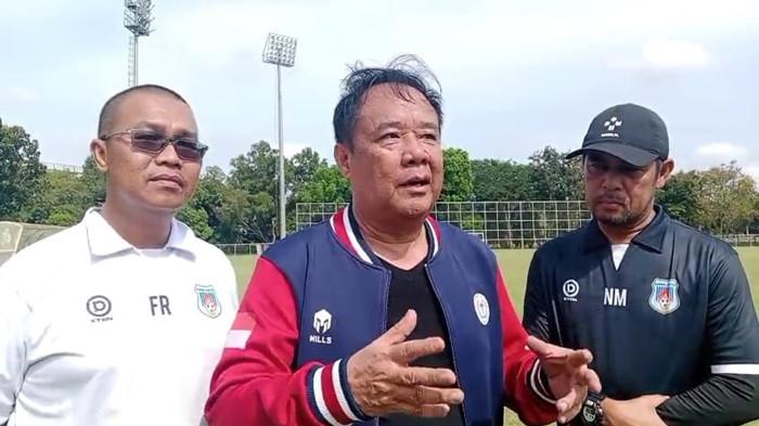 MOTIVASI CIK UJANG - Presiden klub Cik Ujang didampingi pelatih kepala Sumsel United Nil Maizar dan dokter tim dr Fahriza memberikan wejangan penuh makna kepada skuat Laskar Juaro pada sesi latihan di Lapangan Basebll JSC Palembang, Sabtu (15/11/2025). Hapit Ibrahim dkk akan berangkat ke Aceh besok, Minggu (16/11/2025). Mereka akan menjalani laga ke-11 menghadapi Persiraja Banda Aceh, Selasa (18/11/2025) pukul 20.30 WIB.