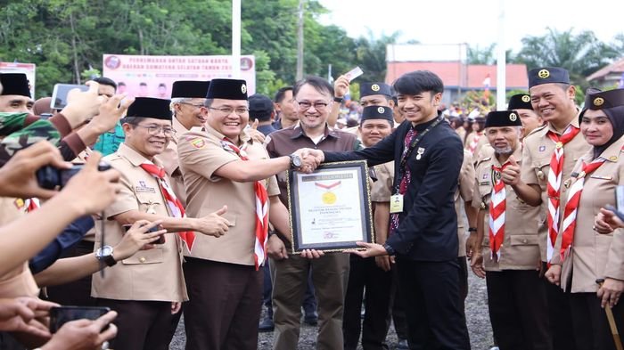 Dodi Reza Alex Menerima Piagam Penghargaan dari MURI di Hari Sumpah Pemuda