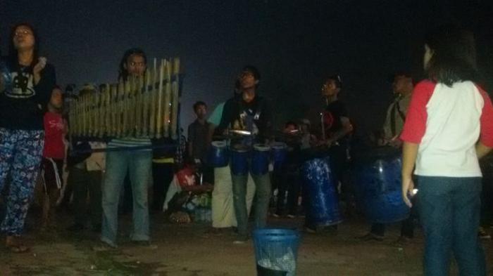 Pengamen Musik Angklung Beraksi di BKB Sambut Tahun Baru