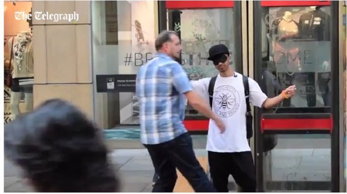 Video Mengharukan! Cuma Lihat Tulisan Di Samping Pemuda Ini, Warga Inggris Antre Memeluknya