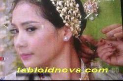 Titiek Puspa Didaulat Siram Tubuh Nagita