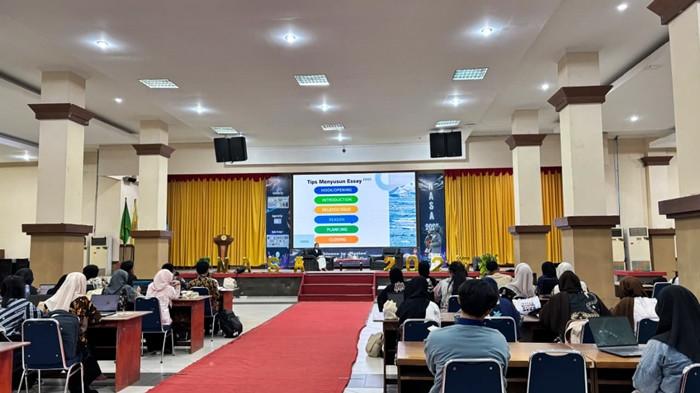 UKM MARS - Lebih dari 250 peserta dari berbagai kampus di Indonesia ikut meramaikan Seminar Penelitian Nasional bertema Youth in Science, bukti semangat muda dalam berinovasi.