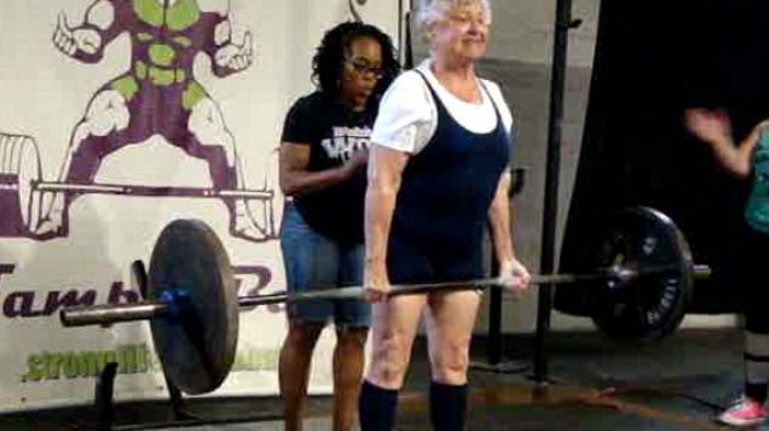 Tak Muda lagi, Nenek Edith Justru Juara Angkat Berat Di Usia 97