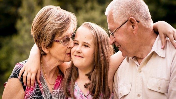 Si Kecil Sering Dititipkan dan Diasuh Neneknya? Ini Dampak Positif dan Negatif Bagi Psikologis Anak