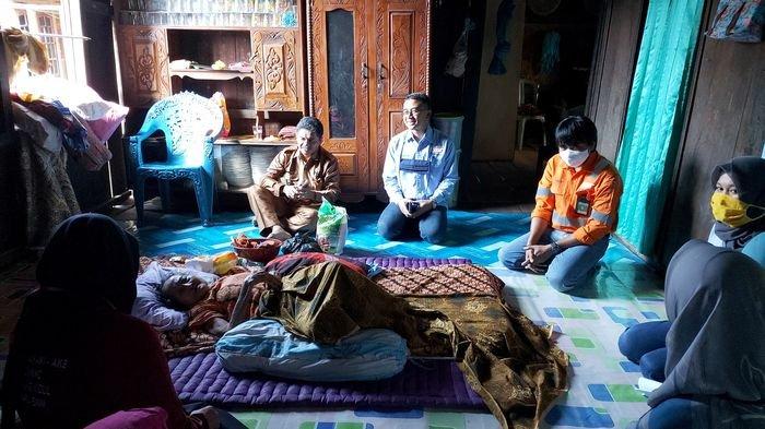 Meskipun Sakit Nenek Rusimi Tetap Melempar Senyum kepada Perwakilan PT SBS yang Menjenguknya