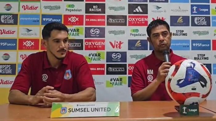 NIL DIDAMPINGI JUNINHO - Pelatih kepala Sumsle United Nil Maizar didampingi striker andalannya Juninho Cabral jelang laga keenam Pegadaian Championship 2025/26 PSPS Pekanbaru vs Sumsel United yang akan berlangsung di Stadion Khairudin Nasution, Sabtu (18/10/2025) pukul 15.30 WIB sore nanti.