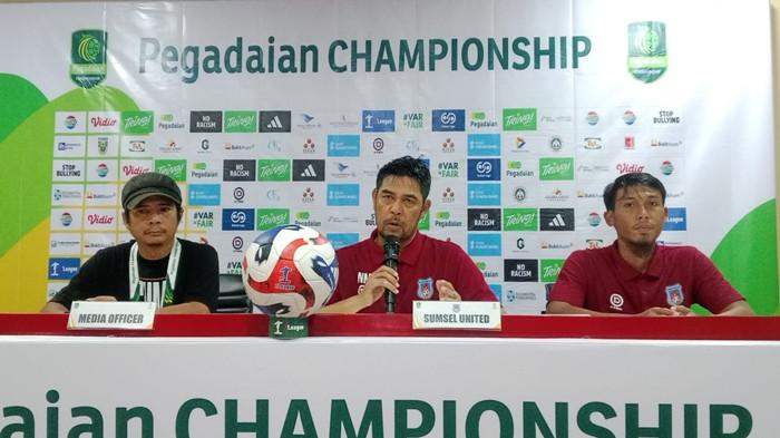 NIL MAIZAR OPTIMIS - Pelatih kepala Sumsel United, Nil Maizar didampingi kapten tim Hapit Ibrahim memberikan keterangan pada pre match press conference di Press Room Stadion Gelora Sriwijaya Jakabaring Palembang, Jumat (9/1/2026). Nil optimis anak asuhnya bisa memenangkan laga pekan ke-15 Pegadaian Championship 2025/26 menghadapi PSPS Pekanbaru, Sabtu (10/1/2026) pukul 15.30 WIB.
