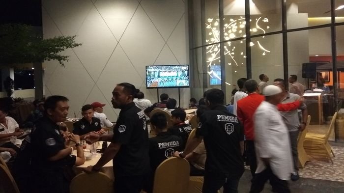 Nonton Bareng Debat Publik Lewat Layar Televisi di Kafe Hotel