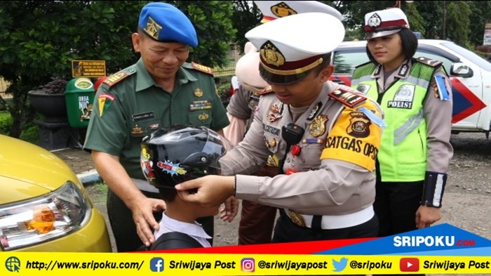 Pengendara yang Tertib Lalulintas, Dapat Helm dan Jas Hujan Gratis dari Satlantas Polres Musirawas