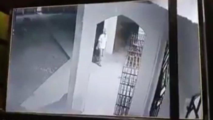 BREAKING NEWS : Orang tak Dikenal Lempari Kotoran ke Masjid yang ada di Gandus, Terekam Kamera CCTV!