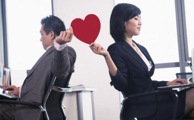 Kasmaran dengan Rekan Kerja? Ini Aturan Mainnya!