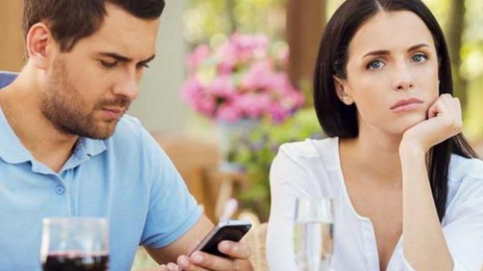 Baik atau Buruk? Kebiasaan Mengecek Ponsel Pasangan