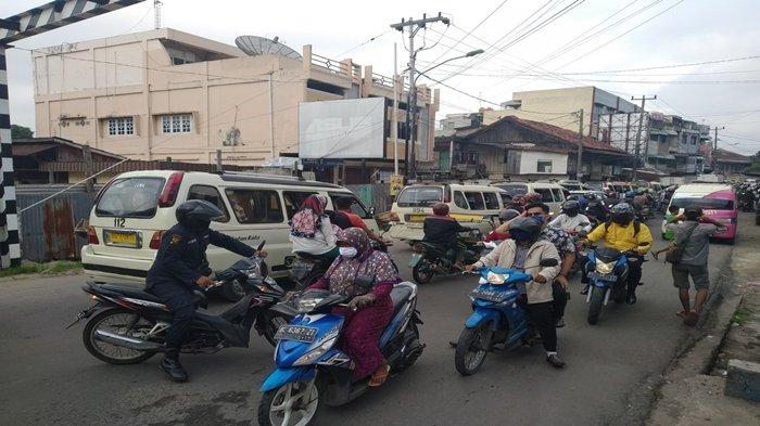 Dihantui Rasa Takut Wabah Corona, Masyarakat Serbu Pasar Kuto dan Pasar 16 Belanja Kebutuhan Puasa