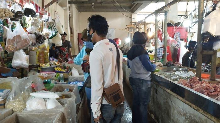Pedagang - Pembeli di Palembang Berangsur Sadar Pentingnya Penggunaan Masker Saat Berada di Pasar