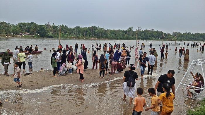Karang Taruna Desa Rasuan Upayakan Pasir di Pantai Dermaga Rasuan Tetap Ada Demi Wisatawan