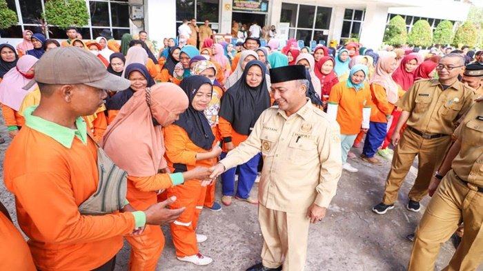 Ratusan Pasukan Orange dan Tukang Ojek di Muba Dapat THR, Apriyadi Janji Tahun Depan Gaji Naik
