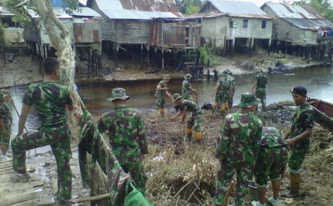 TNI Kerahkan 200 Raider Bersihkan Pencemaran Minyak