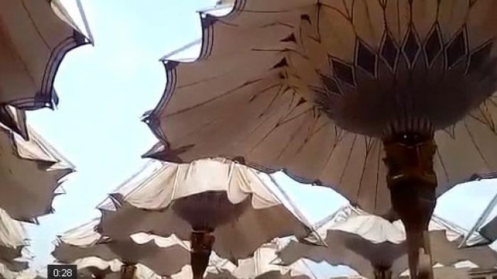 VIDEO: Payung Raksasa di Halaman Masjid Nabawi Bikin Kagum Jemaah Haji