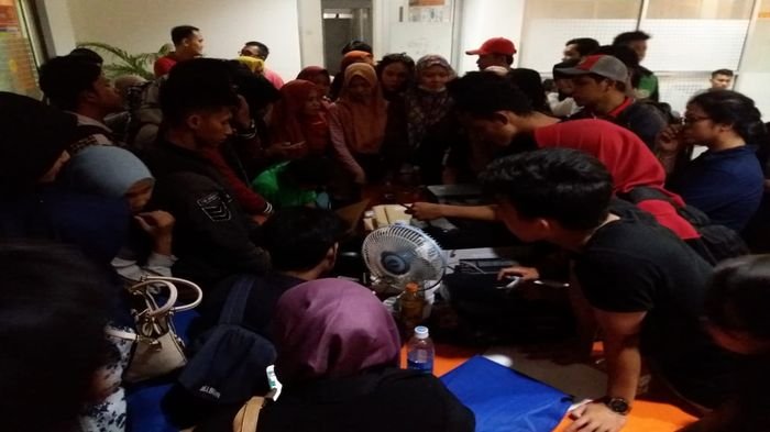 Berita Palembang : Hari Terakhir Pendaftaran CPNS, Pelamar Penuhi Kantor Pos Sampai Malam