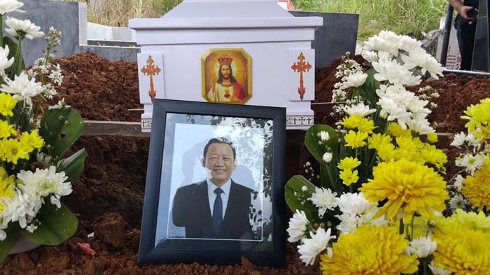 PEMAKAMAN - Prosesi pemakaman Darma Kusuma di TPU Talang Kerikil Palembang, korban perampokan di Jalan Pengadilan, Kelurahan 15 Ilir, Kamis (27/11/2025). Adik almarhum menangis saat prosesi pemakaman.