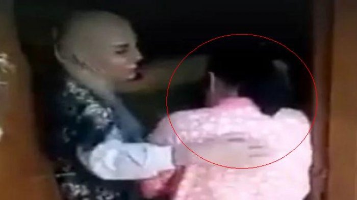Pembantu ini Menangis Melihat Apa yang Dilakukan Majikannya. Apa yang Terjadi ?