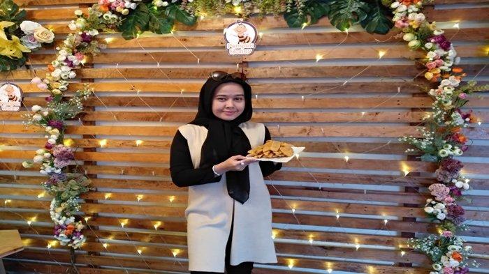 Rumahkan Pegawai Dianggap Pengusaha Pempek Ini Kegagalan Seorang Pimpinan,Ais: Toko Sepi, Ada Daring