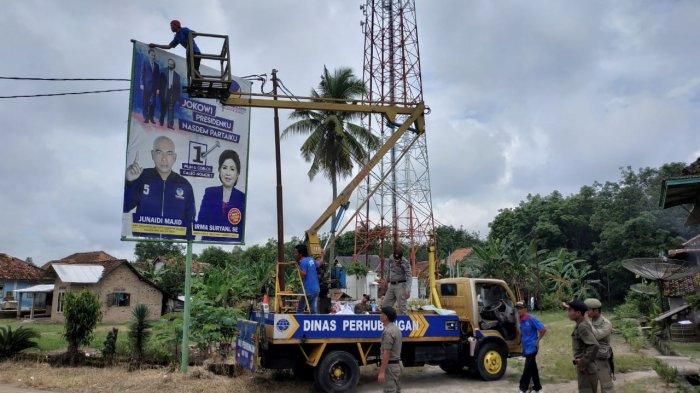 Begini Penampakan Mobil Tangga yang Dikerahkan Bawaslu OKU Timur untuk Tertibkan APK Caleg Raksasa