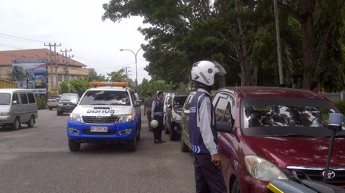 Taksi Gelap Nekat Ngetem di Depan Kantor Bupati OKI