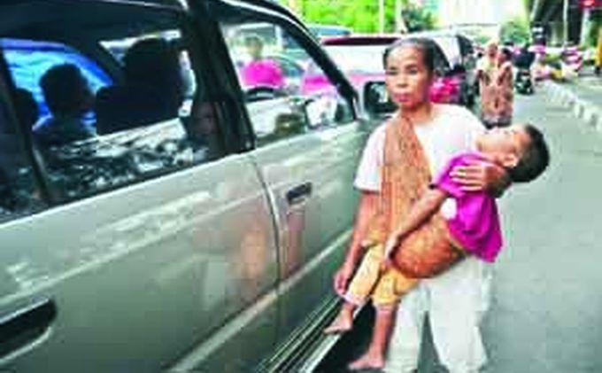 Tersenyum Saat Lihat Gajinya Sudah Masuk, Lihat Yang Terjadi Saat Pria Ini Didekati Pengemis