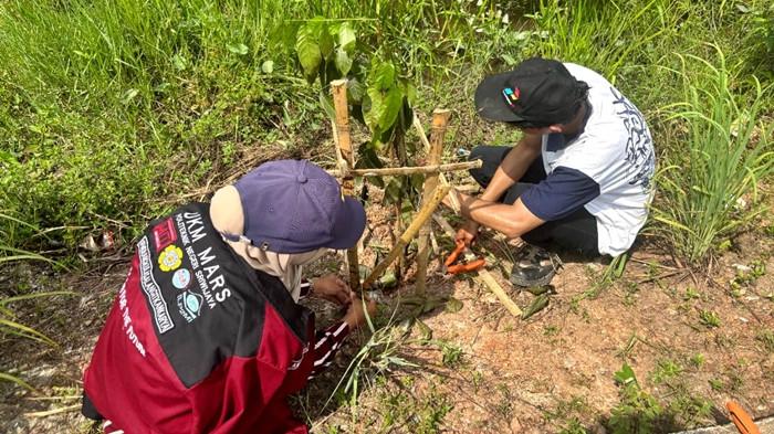 PPK ORMAWA - Penanaman ratusan bibit pohon seperti mahoni, alpukat, akasia, dan mangga menjadi langkah awal penghijauan di wilayah Kertapati, menghadirkan udara lebih sehat dan lingkungan lebih asri.