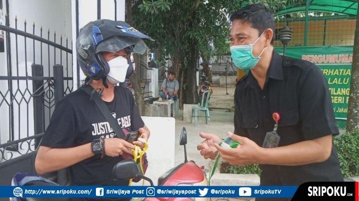 Mulai Hari Ini Pengunjung Pengadilan Negeri Palembang Wajib Menitipkan Identitas Kepada Petugas Jaga