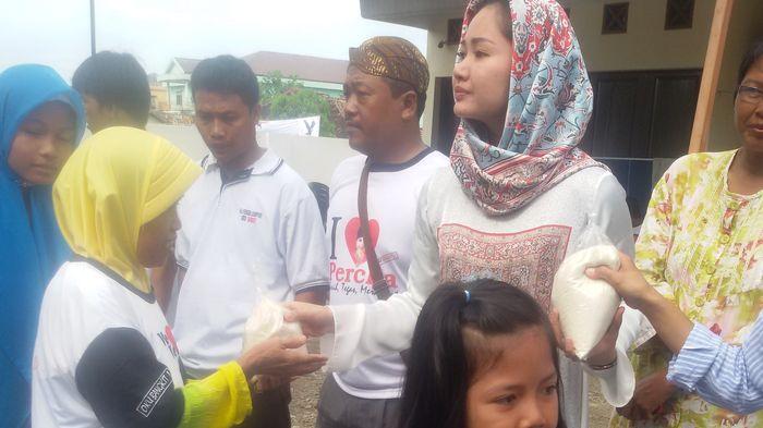 Percha Bagikan 10 Ton Gula Pasir untuk Warga OKU