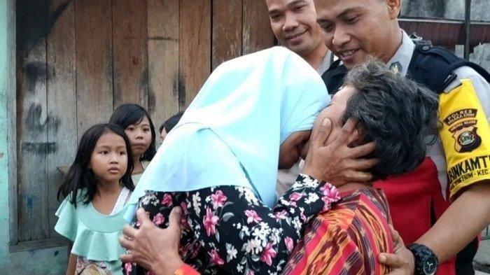 Terpisah Selama 30 Tahun, Tangis Kasmi Pecah Setelah Bertemu Anak-Anaknya, Warga Muaraenim Heboh