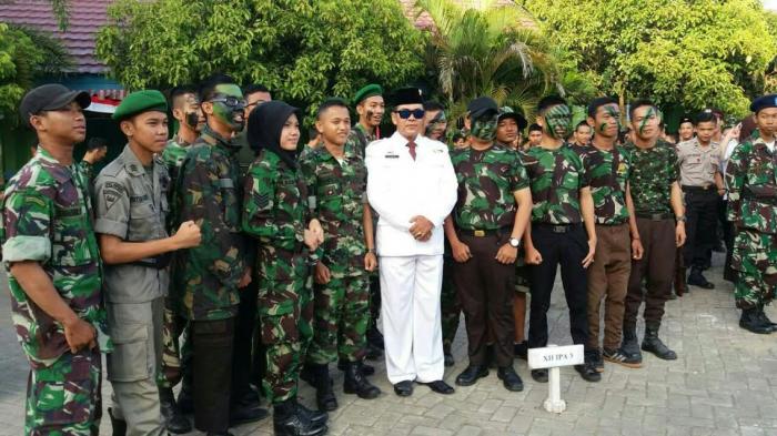 Peserta Upacara MAN 1 Palembang Gunakan Seragam Ala TNI