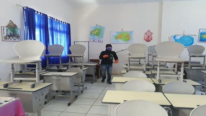 Sekolah Libur di Palembang, Ruang Kelas Hingga Papan Tulis Disemprot Disinfektan