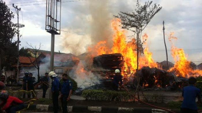 Akses Menuju Jalan Basuki Rahmat Ditutup Sementara