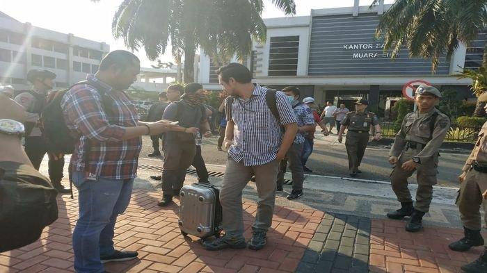 Tim Peyidik KPK Bawa Tiga Koper Dari Ruang Kerja Bupati Muaraenim