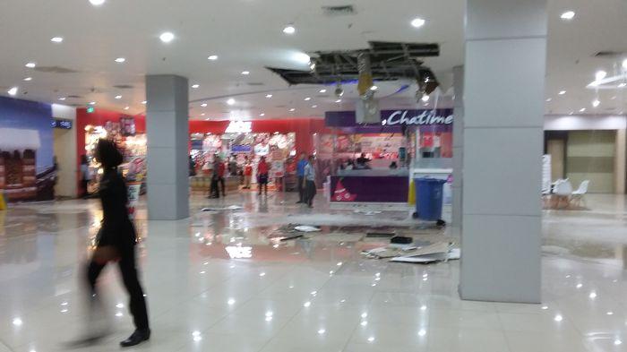 BREAKING NEWS: Plafon Palembang Square Mall Ambruk, Pengunjung dan Penjaga Tenan Panik Selamat Diri