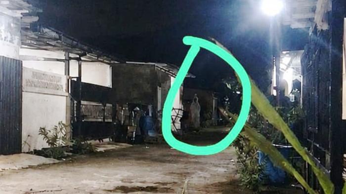 POCONG VIRAL GANDUS : Warga kota Palembang dibuat heboh dengan kabar viral mengenai dugaan aksi perampokan bermodus pocong jadi-jadian yang disebut terjadi di kawasan Jalan Anugerah Residence 3 Kecamatan Gandus, Palembang, Minggu (18/5/2026), lalu sekitar pukul 01.22