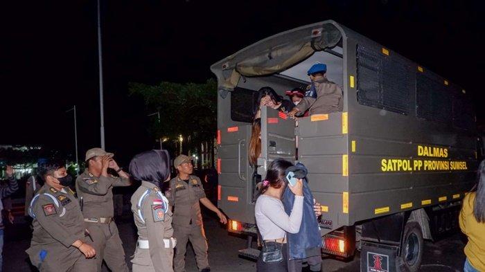 Satpol PP Sumsel Amankan 11 Wanita dan Ratusan Botol Miras di Palembang