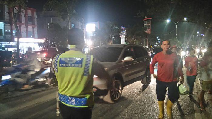 Tonton Kebakaran Bikin Macet Kemacetan Jalan Basuki Rahmad
