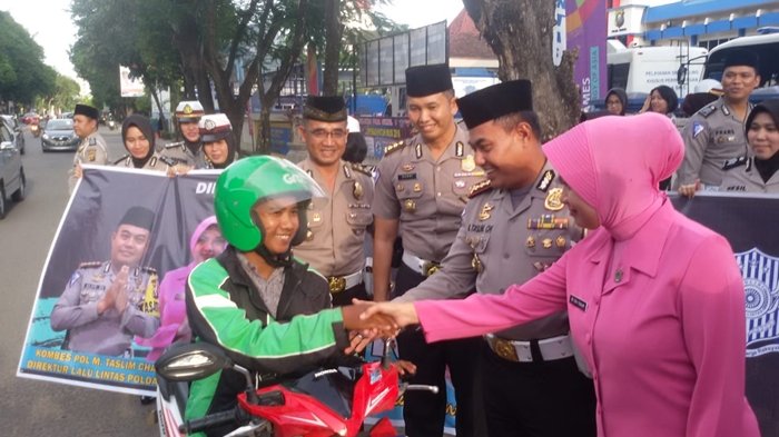 Pengendara Putar Balik Dikira Ada Razia, Ternyata Ini yang Dilakukan Polantas