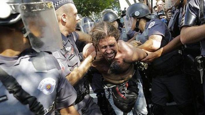Polisi Bentrok dengan Demonstran Anti-Piala Dunia