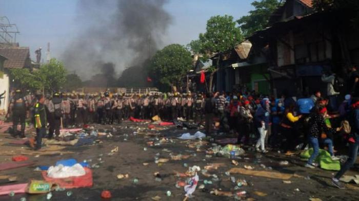 Ribuan Buruh Bentrok dengan Pasukan TNI-Polri