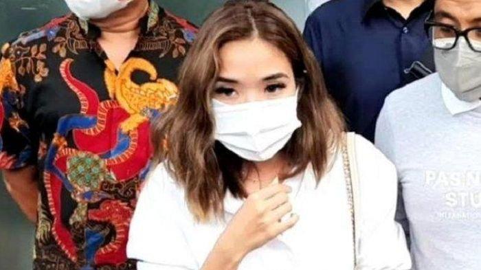 Polisi Ungkap Nama G Muncul saat Ciduk Penyebar Video Syur, Eks Istri Gading Marten Hanya Tertunduk