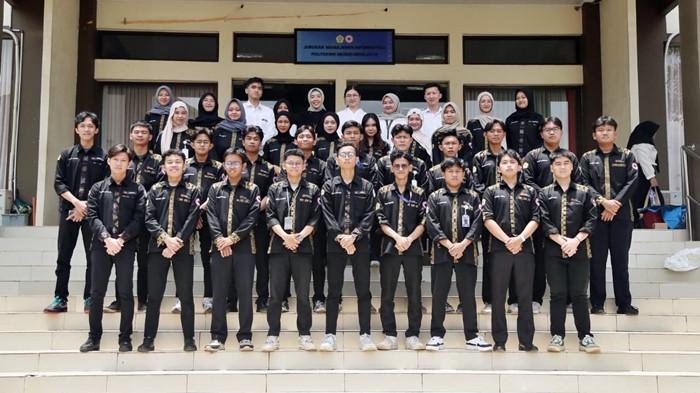 IT FESTIVAL - Penutupan IT Festival 2025 menjadi momen apresiasi bagi seluruh peserta dan panitia, sekaligus menegaskan komitmen HMJ MI Polsri dalam mendukung perkembangan kompetensi teknologi bagi generasi muda.